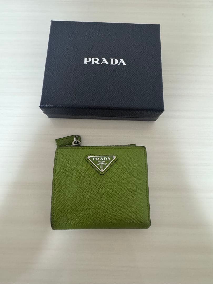 PRADA オリーブグリーン ケース