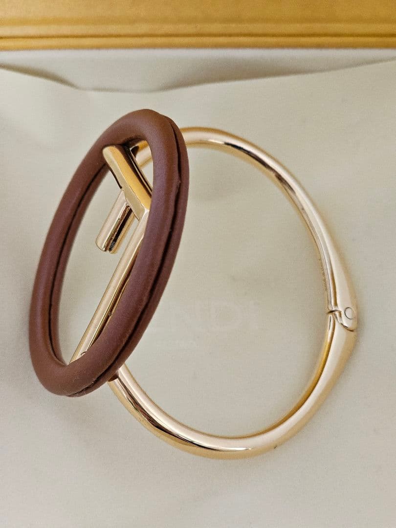 未使用 FENDI フェンディ アイコンバングルブレスレット F is エフィズ