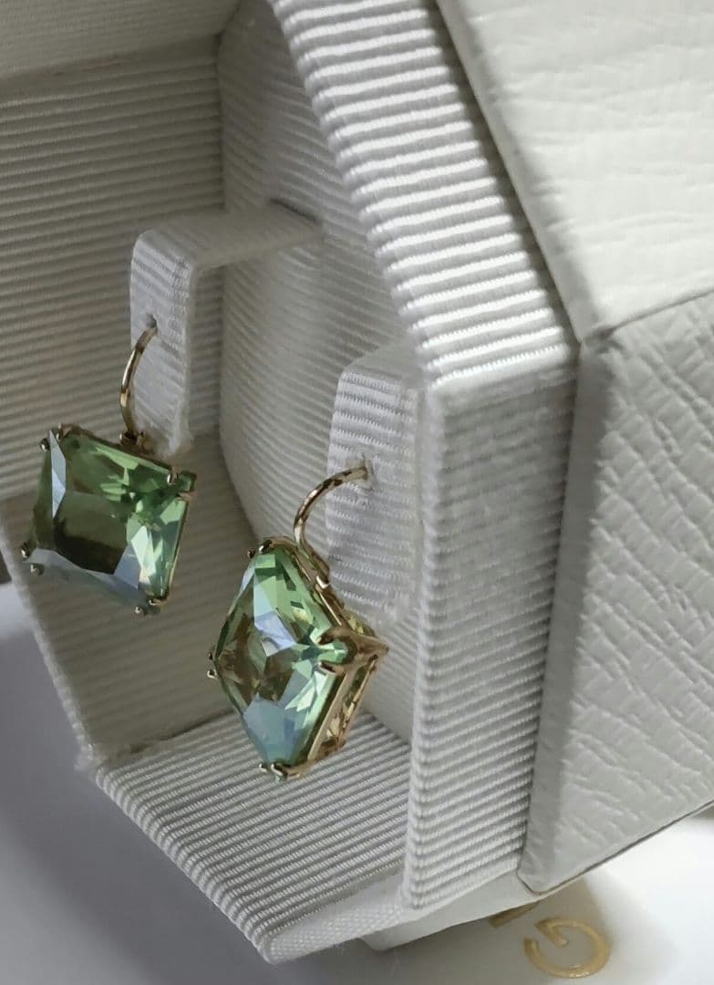 Swarovski Milleniaスクエアカットドロップ ピアス