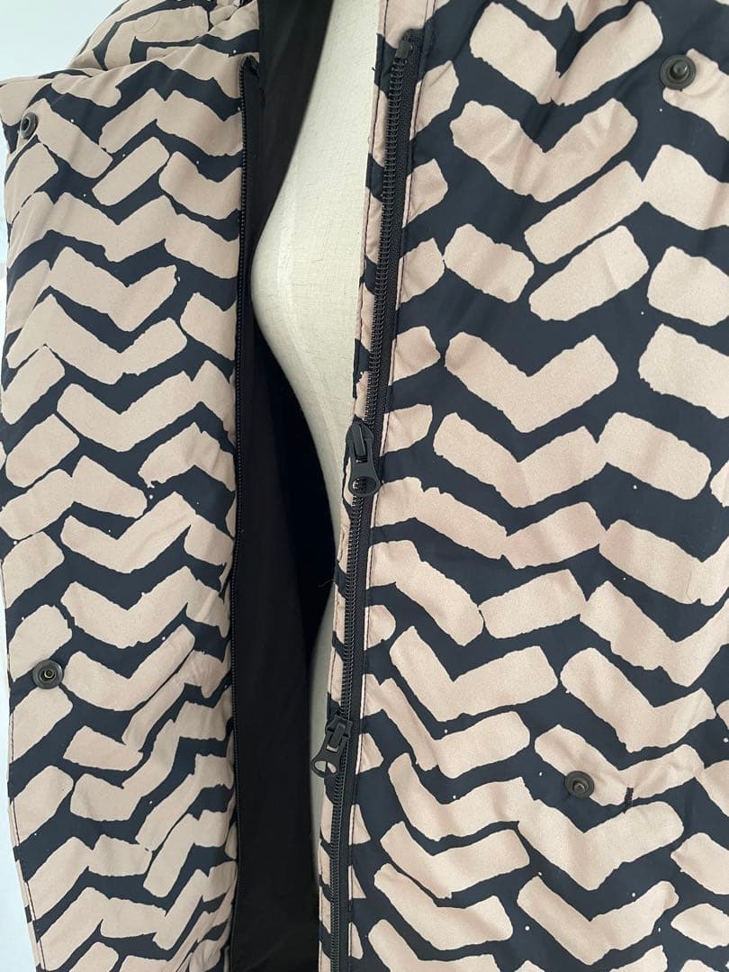 マリメッコ　ダウンコート　サハライタライタ柄