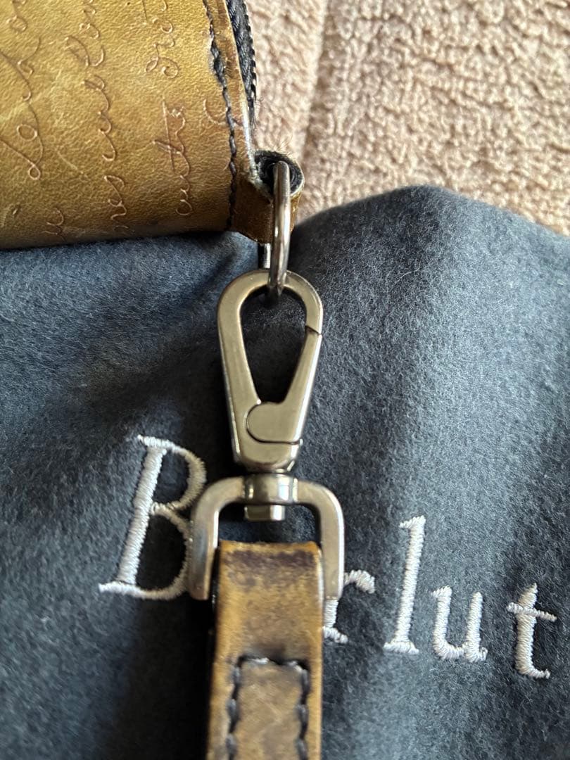 希望額へ　ベルルッティ オーガナイザーラウンドジップ カリグラフィー ストラップ