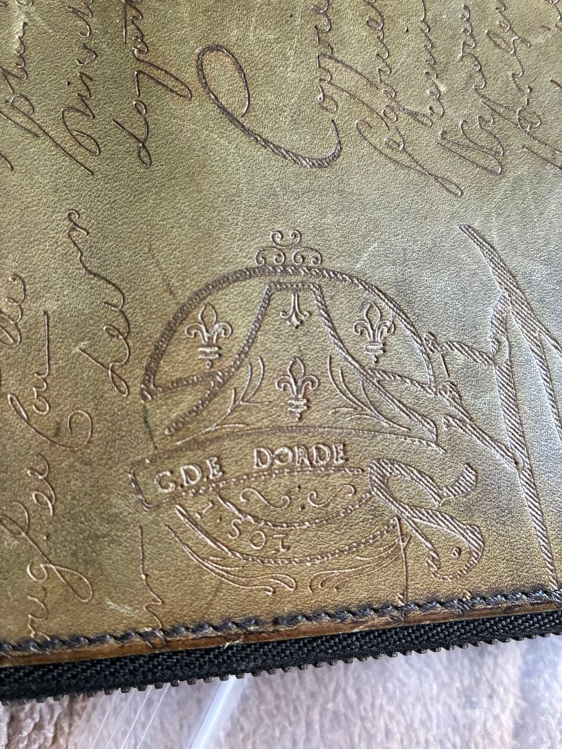 希望額へ　ベルルッティ オーガナイザーラウンドジップ カリグラフィー ストラップ