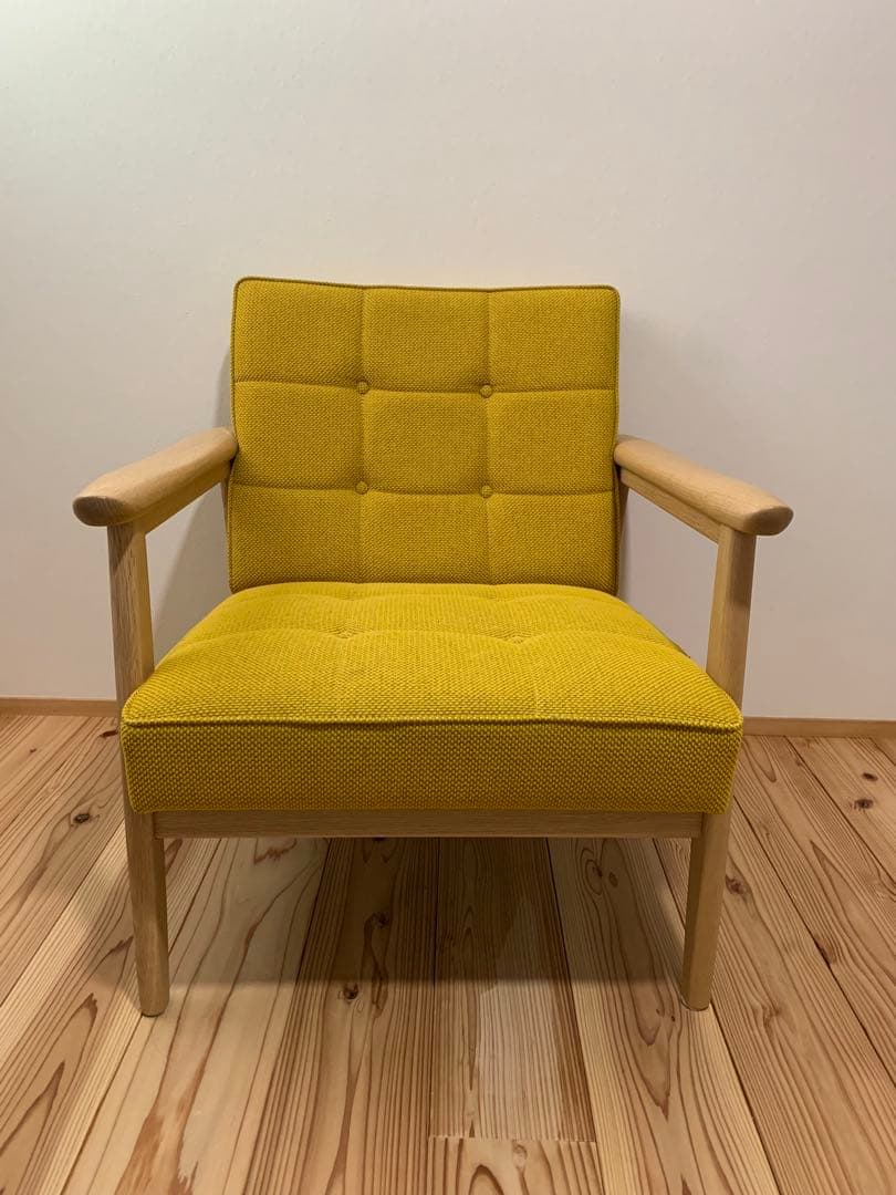 【カリモク正規品】イエローの布製クッションと木製脚のシンプルな1人掛けソファ