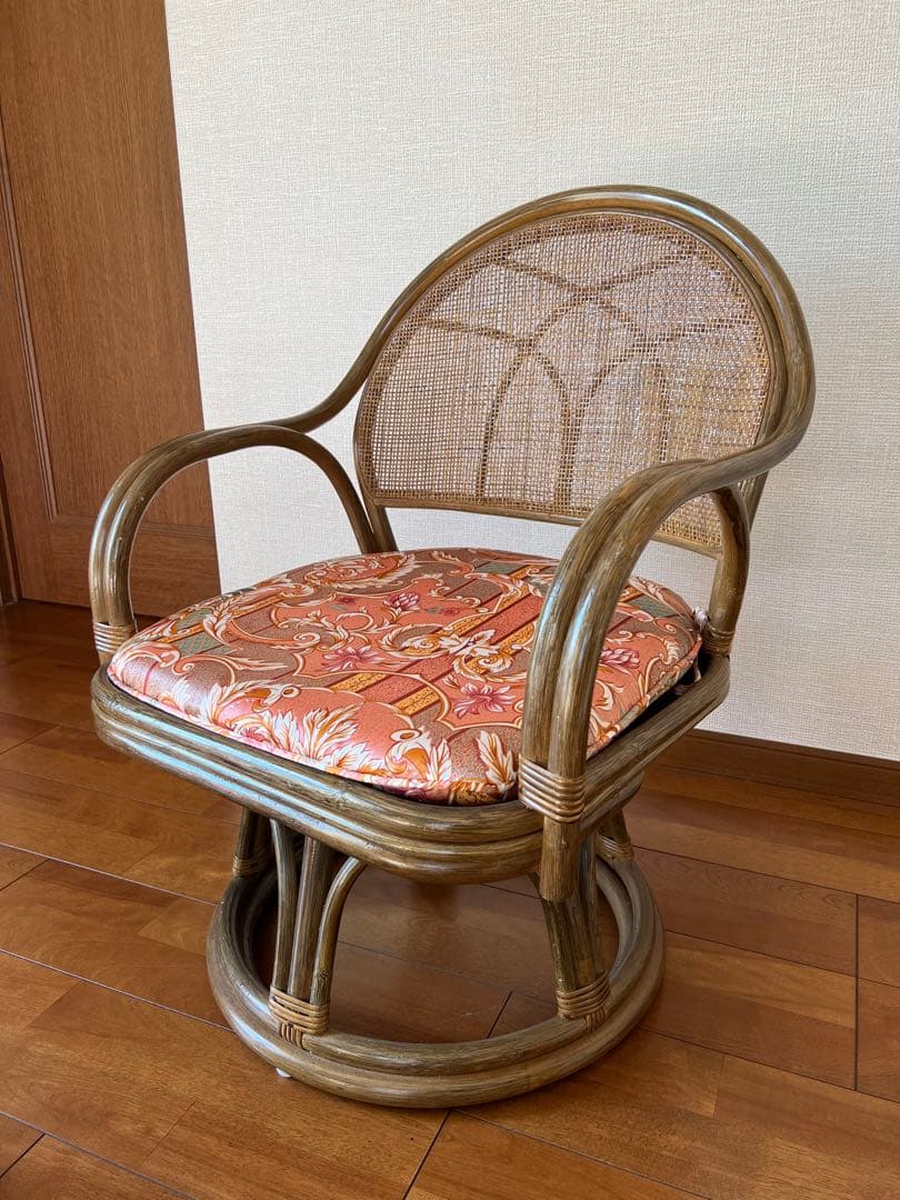 昭和レトロ　藤の回転式椅子