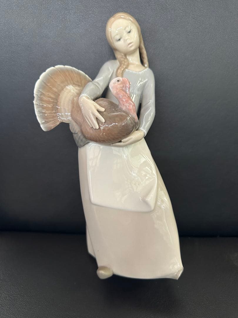 Lladro 七面鳥を抱える女性の置物