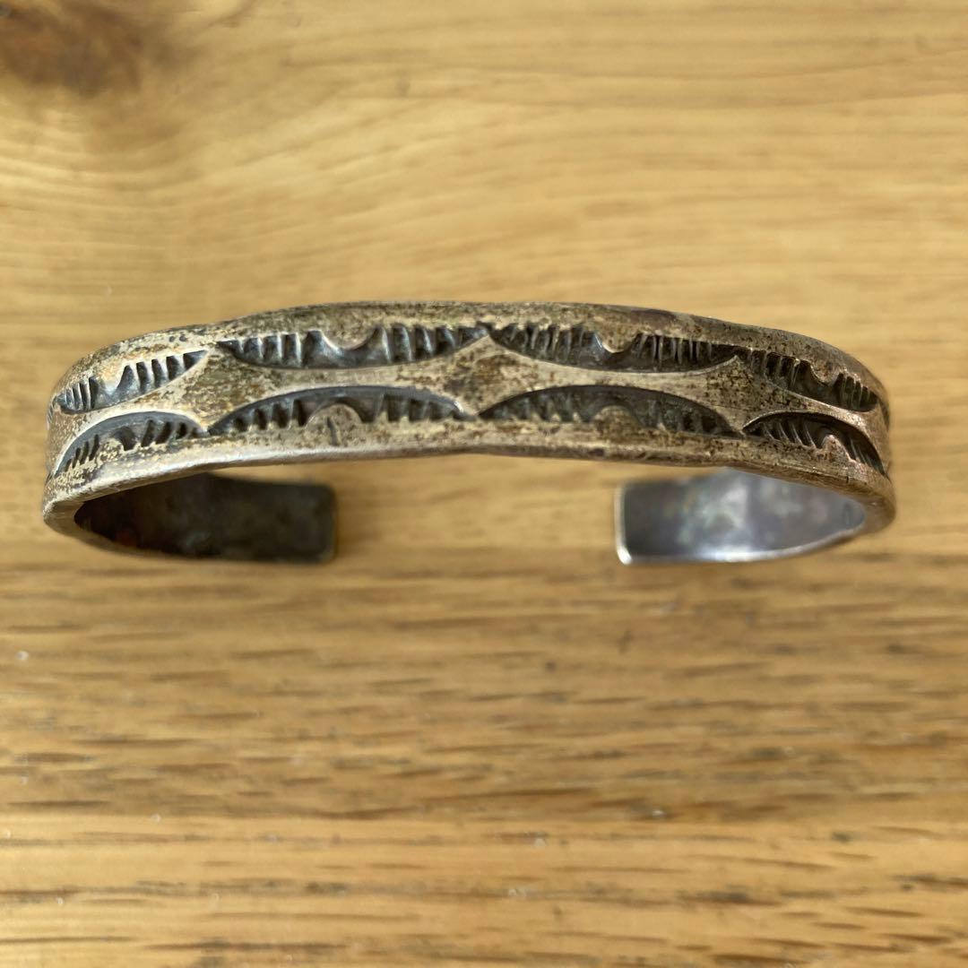 シルバー 彫刻模様 バングル NORA STERLING ナバホ　スターリング