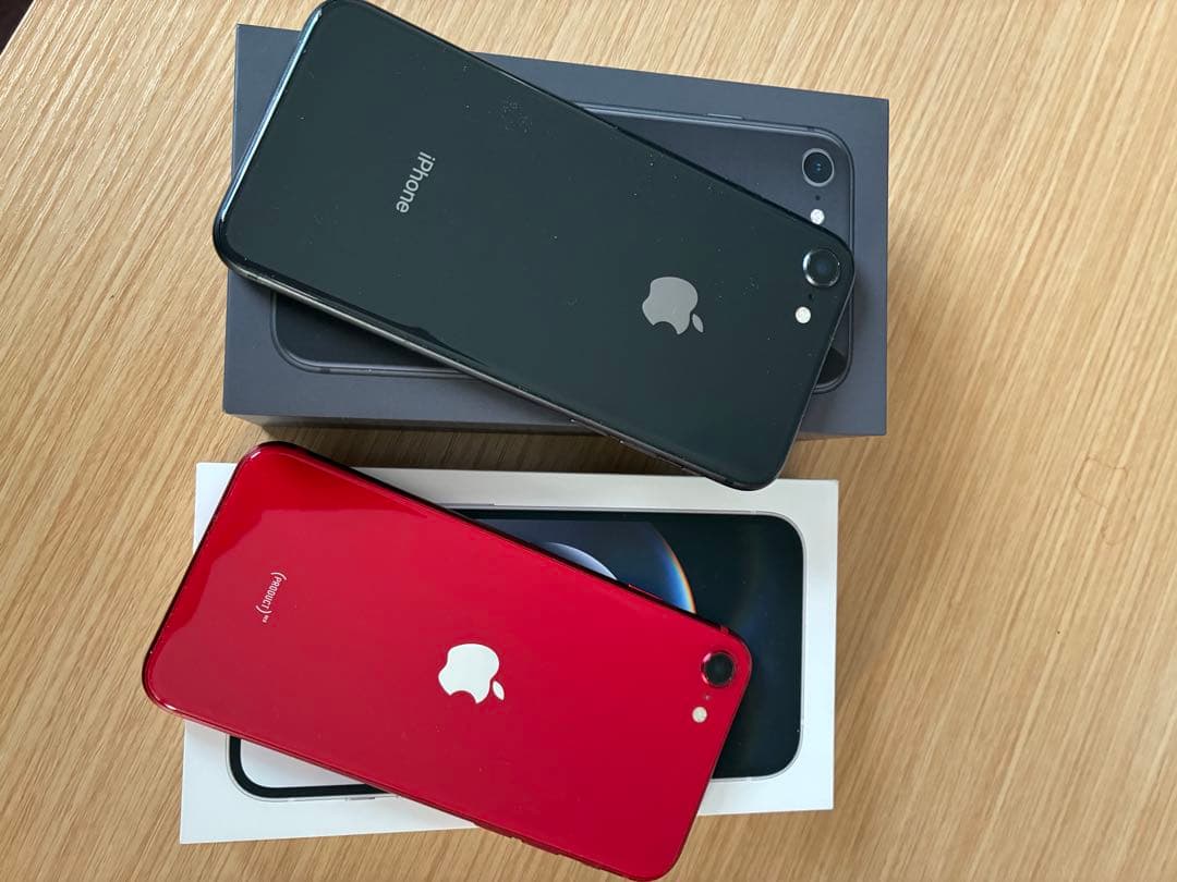 iPhone SE (第2世代？) 赤iPhone8黒