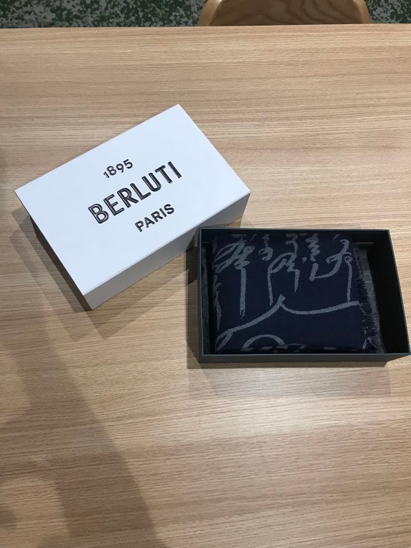 BERLUTI ネイビー マフラー カリグラフィー