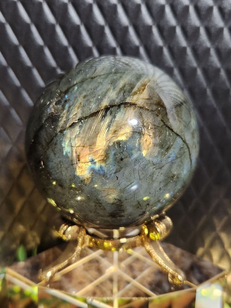 黄金の獅子✨美麗✨ラブラドライト丸玉 金色スタンド付き