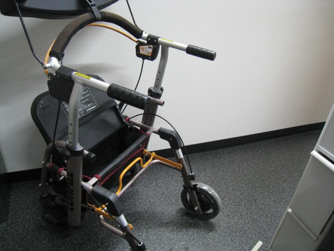 【送料無料】ナブテスコ 前腕支持型歩行車 REHAMO コンパル抑速ブレーキ ①