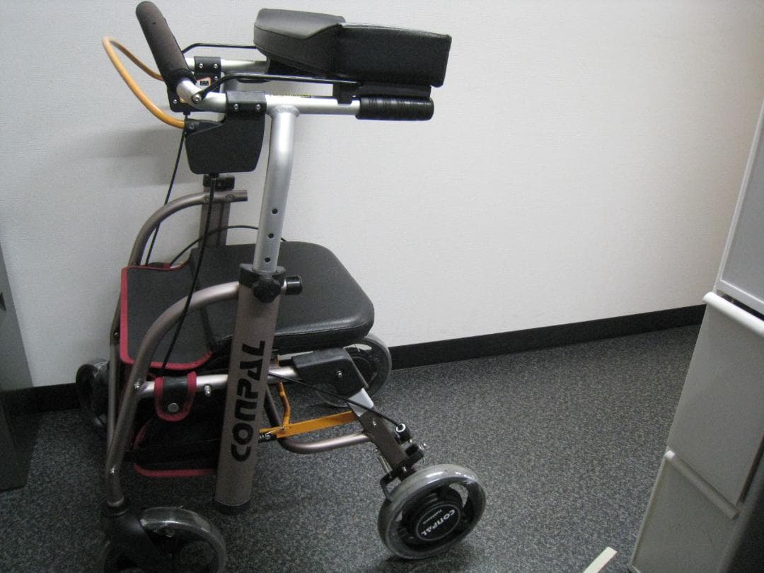 【送料無料】ナブテスコ 前腕支持型歩行車 REHAMO コンパル抑速ブレーキ ①