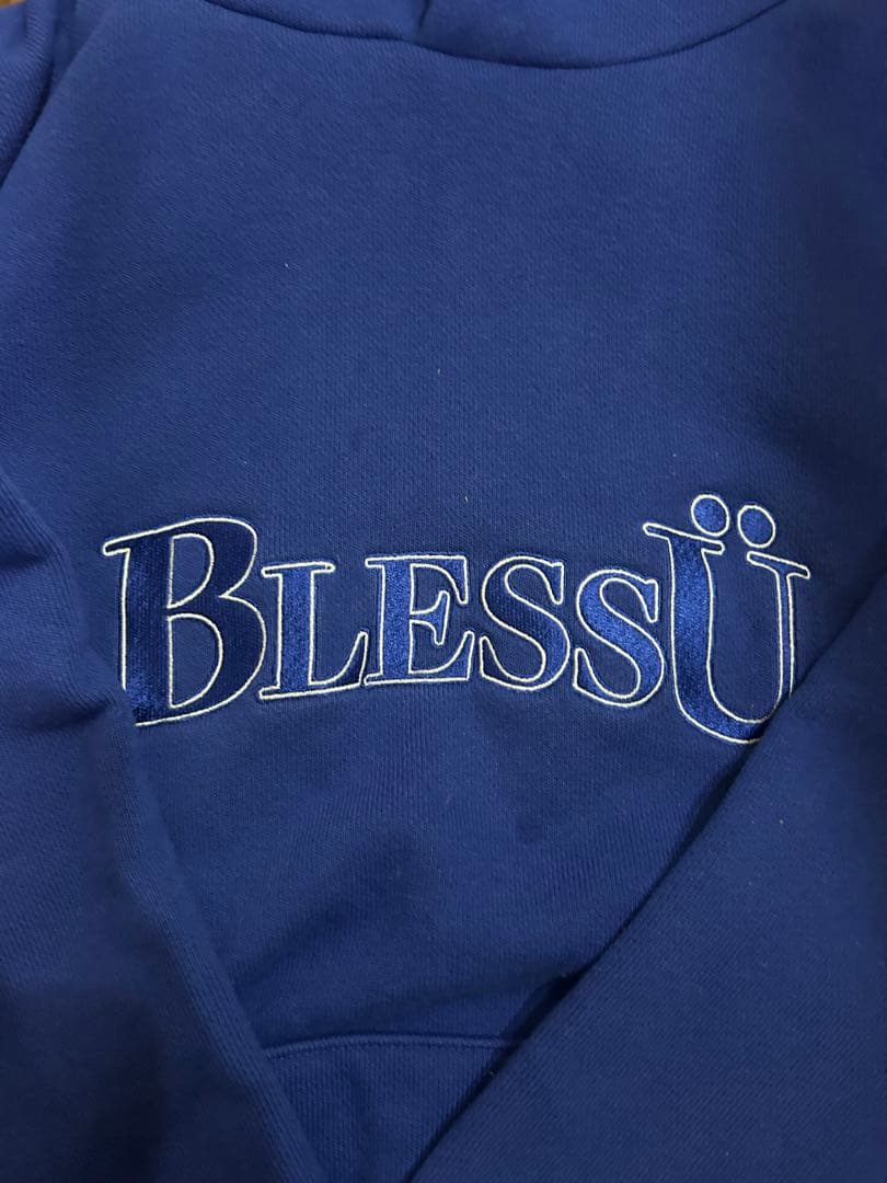 BLESSU ロゴ入り 青 フード付きパーカー