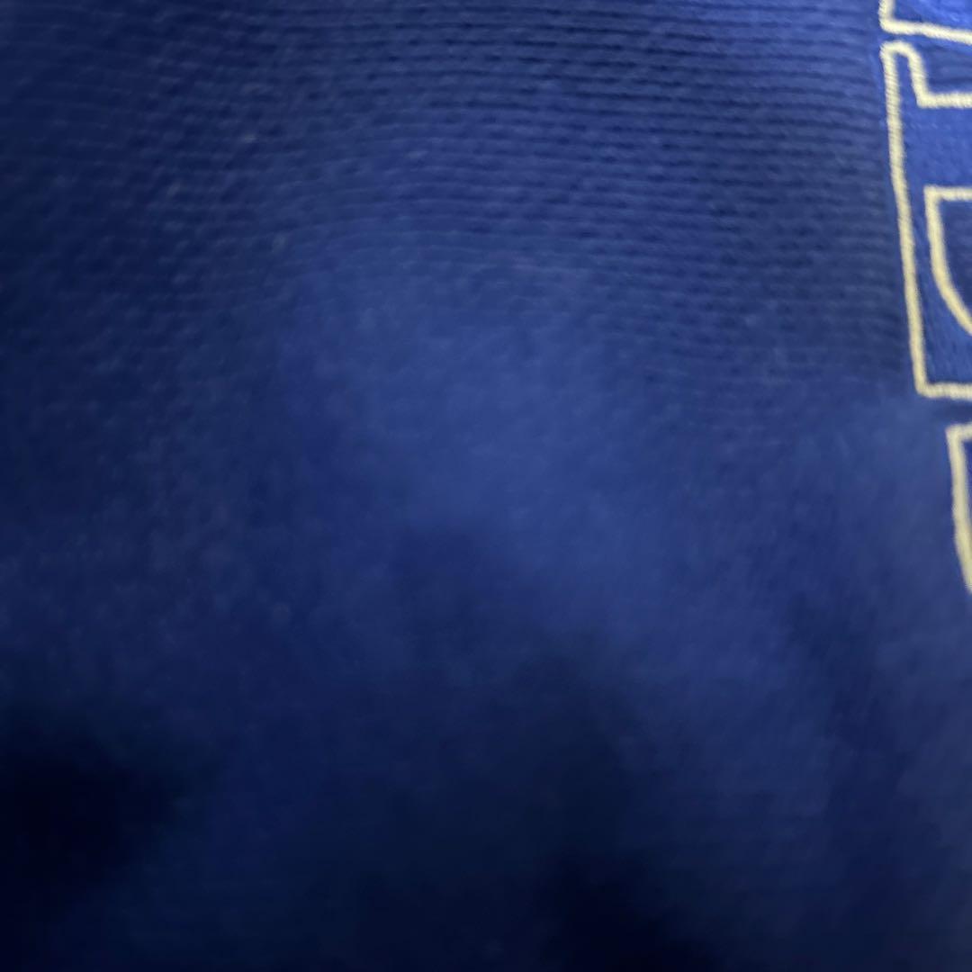 BLESSU ロゴ入り 青 フード付きパーカー