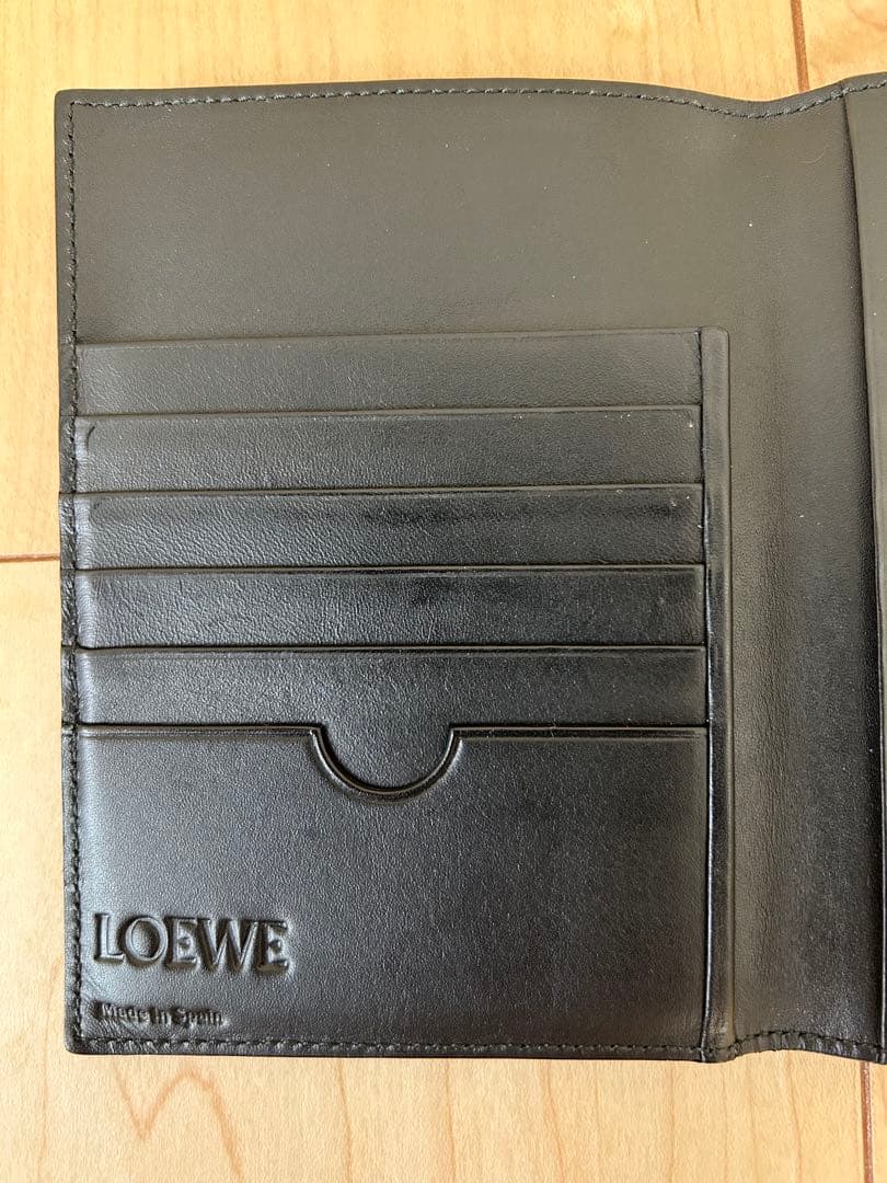 LOEWE ブラック パスポートケース