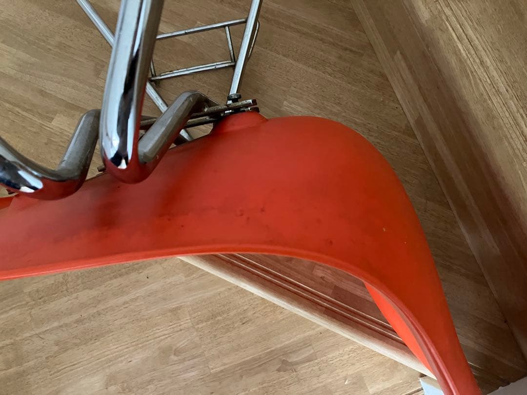 送料込！Vitra サイドシェルチェア スタッキングベース オレンジ　イームズ