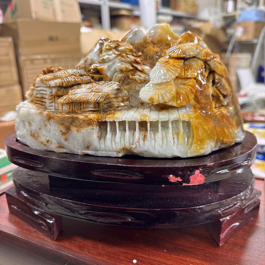 玉 山と家の彫刻置物 木製台座付き