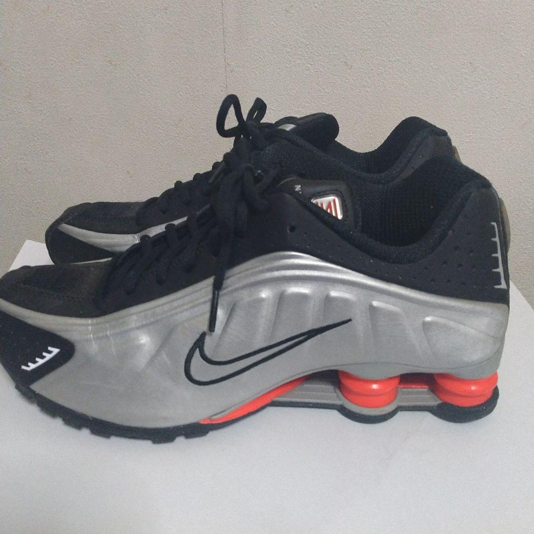 シザ・NIKE SHOX R4