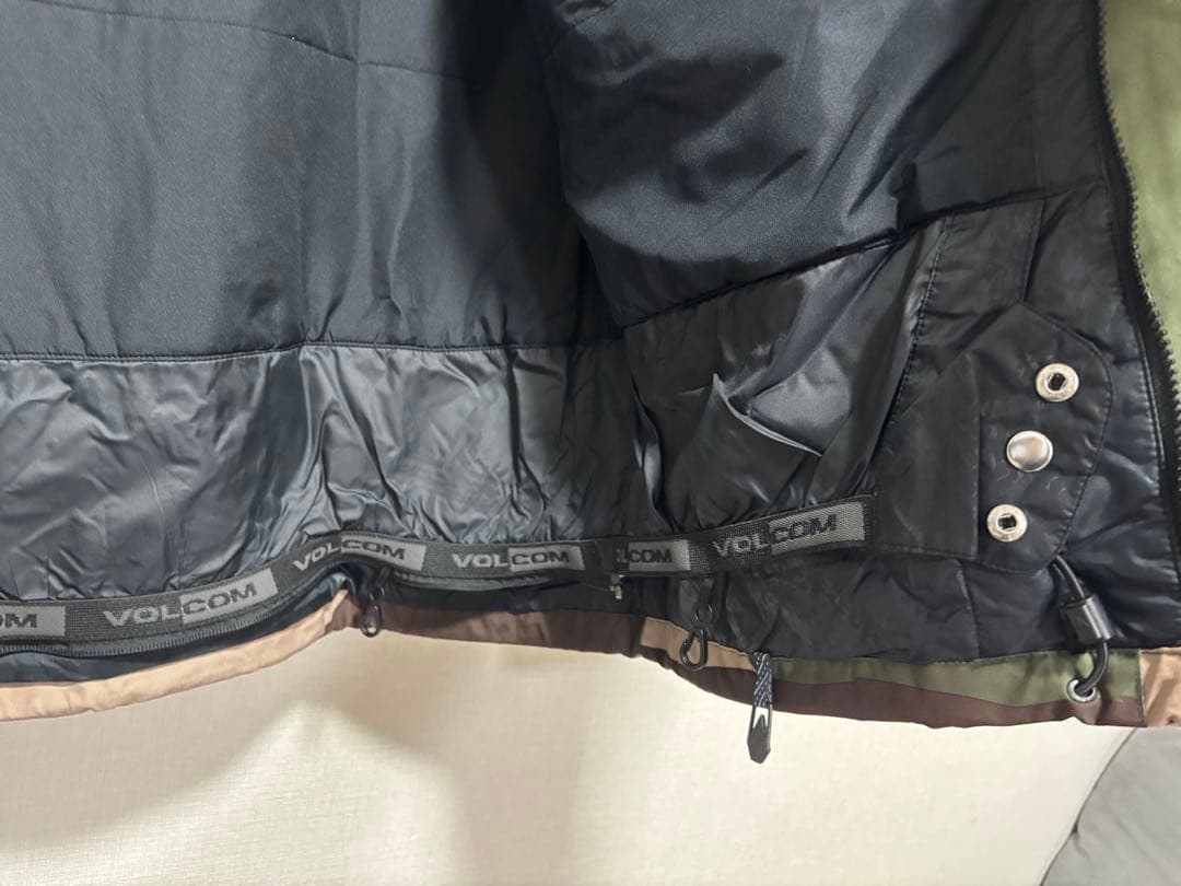 【VOLCOM／ボルコム】メンズ スノーボードウェア Lサイズ 迷彩柄