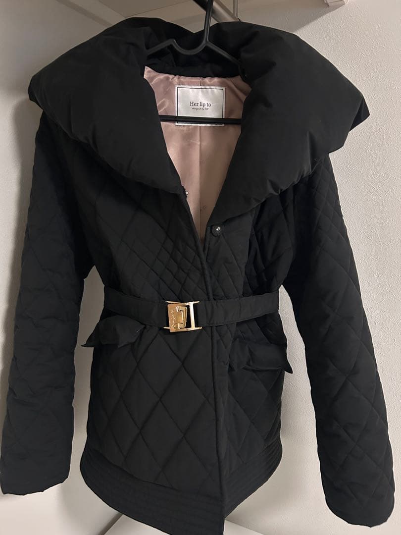 Her lip to Madison Quilted Short Coat 黒