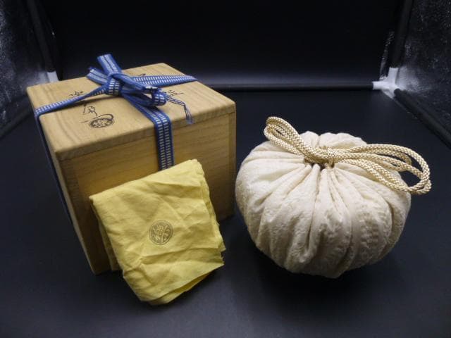 楽吉左衛門　十三代　惺入　黒茶碗／共箱共布／銘「五葉松」／表千家十二代尋牛斎極