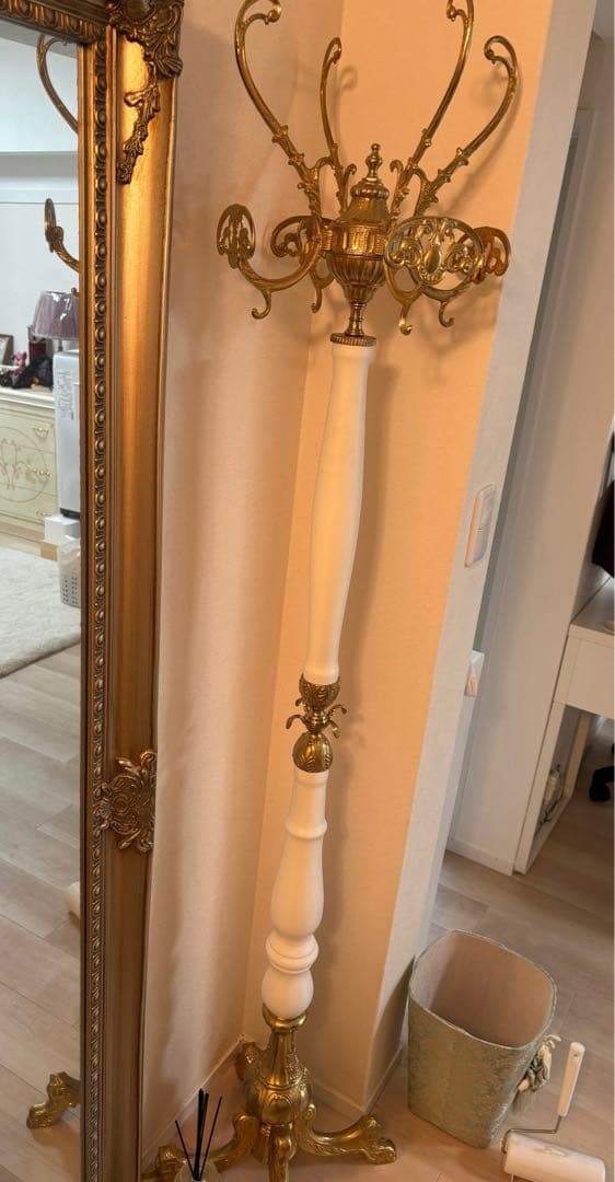 イタリア製ホワイトとゴールドのクラシックコートハンガー