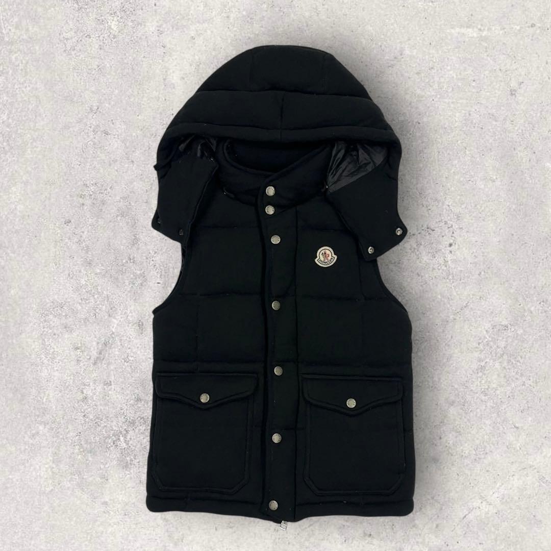 12036【美品・鑑定済み】モンクレール　ダウンベスト　黒　ワンポイント