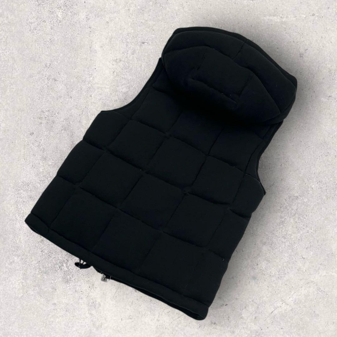 12036【美品・鑑定済み】モンクレール　ダウンベスト　黒　ワンポイント