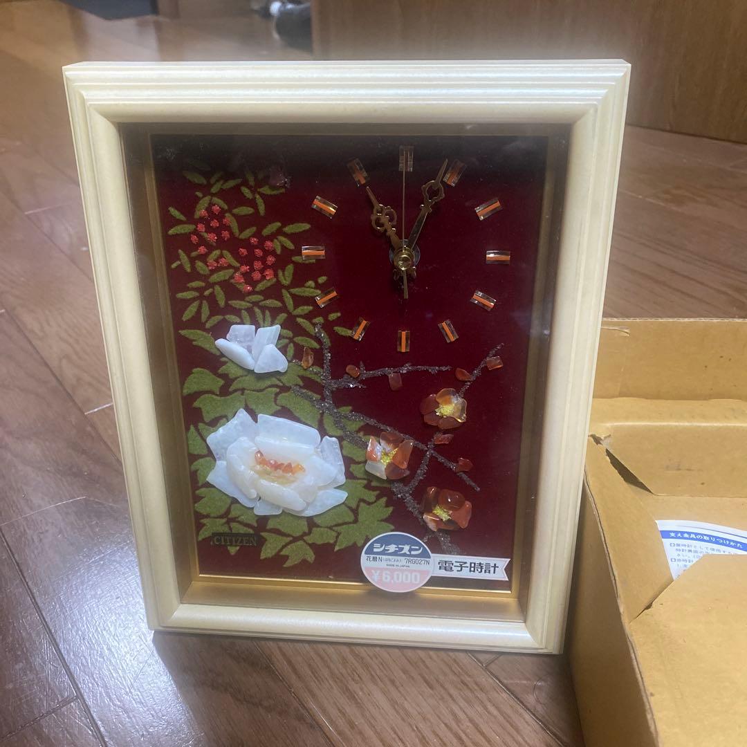 花柄の赤色置時計