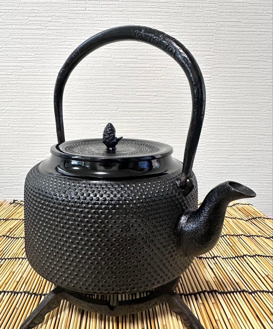 未使用品、供箱、付属品付　南部盛栄堂造　１８型万代屋アラレ　南部鉄瓶　南部鉄器