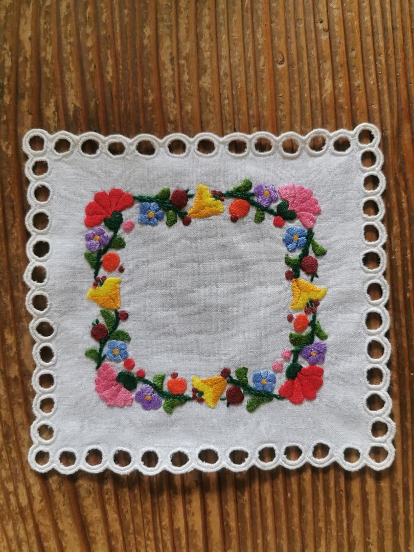 アンティークハンガリー/ カロチャ刺繍 アイレットスカラップドイリー
