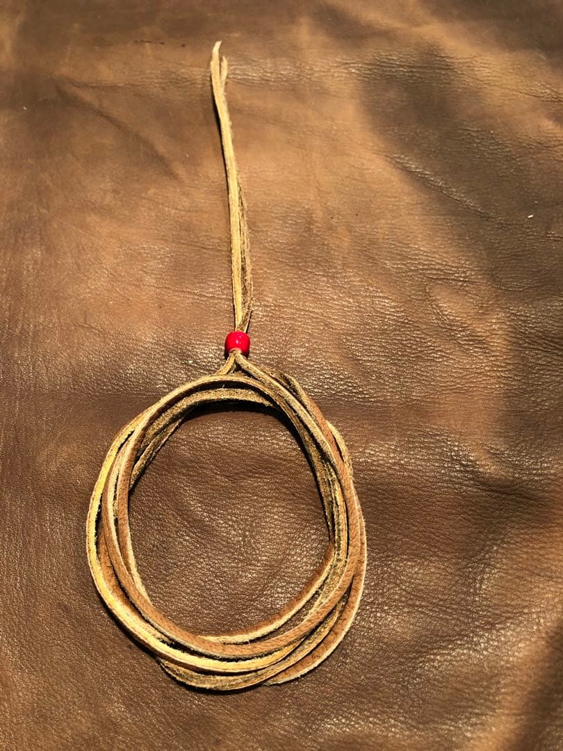 鹿革紐3ミリ、2ミリ、アソートネック28本、朱赤色約ビーズ2種各200粒