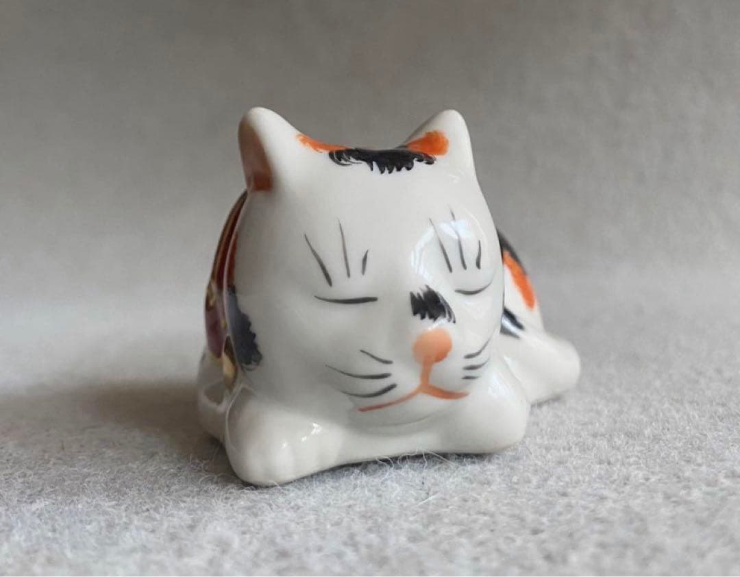 【九谷焼】ミニサイズ／眠り猫（陶器の三毛猫）