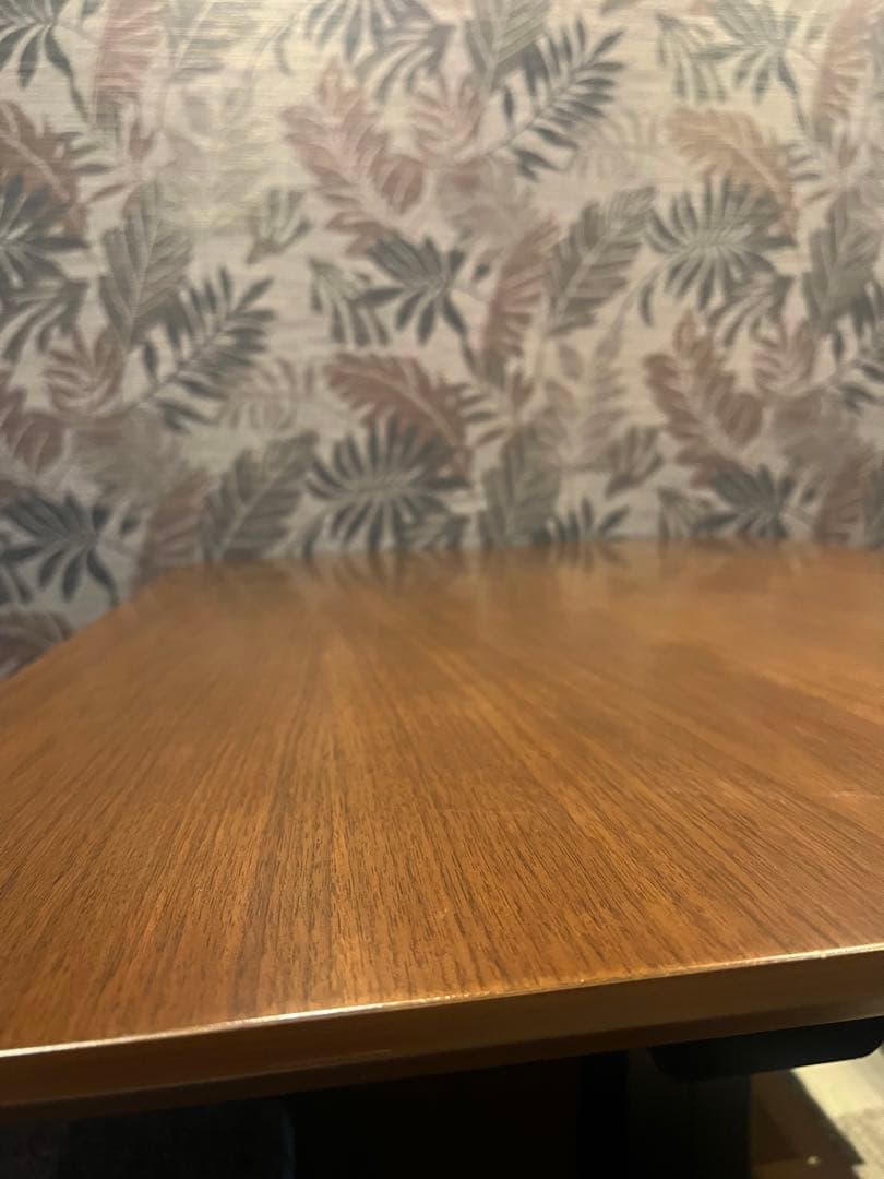 ブラウン木製長方形テーブル