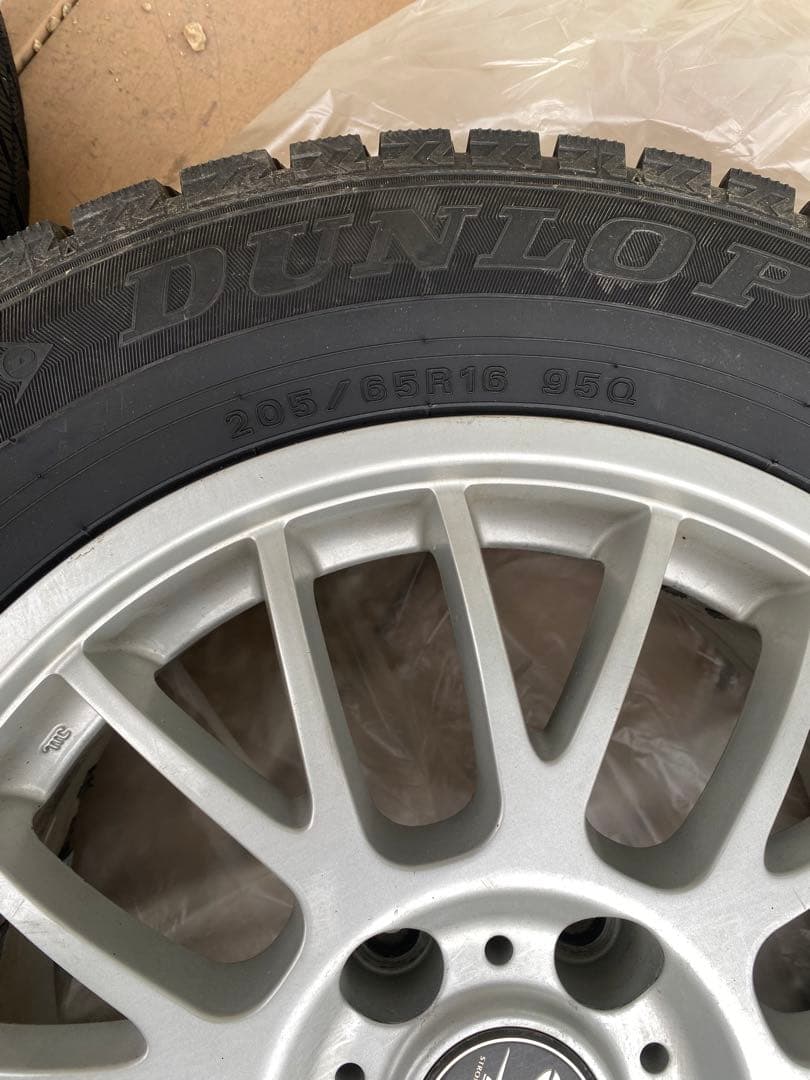 スタッドレスタイヤ　ダンロップ205/65R16 ホイール付４本セット