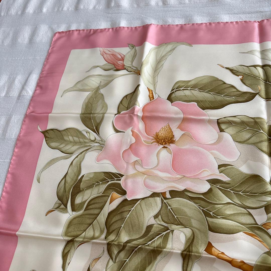 イタリア製　サルヴァトーレ フェラガモ　シルクスカーフ　花柄　ホワイト　ピンク系