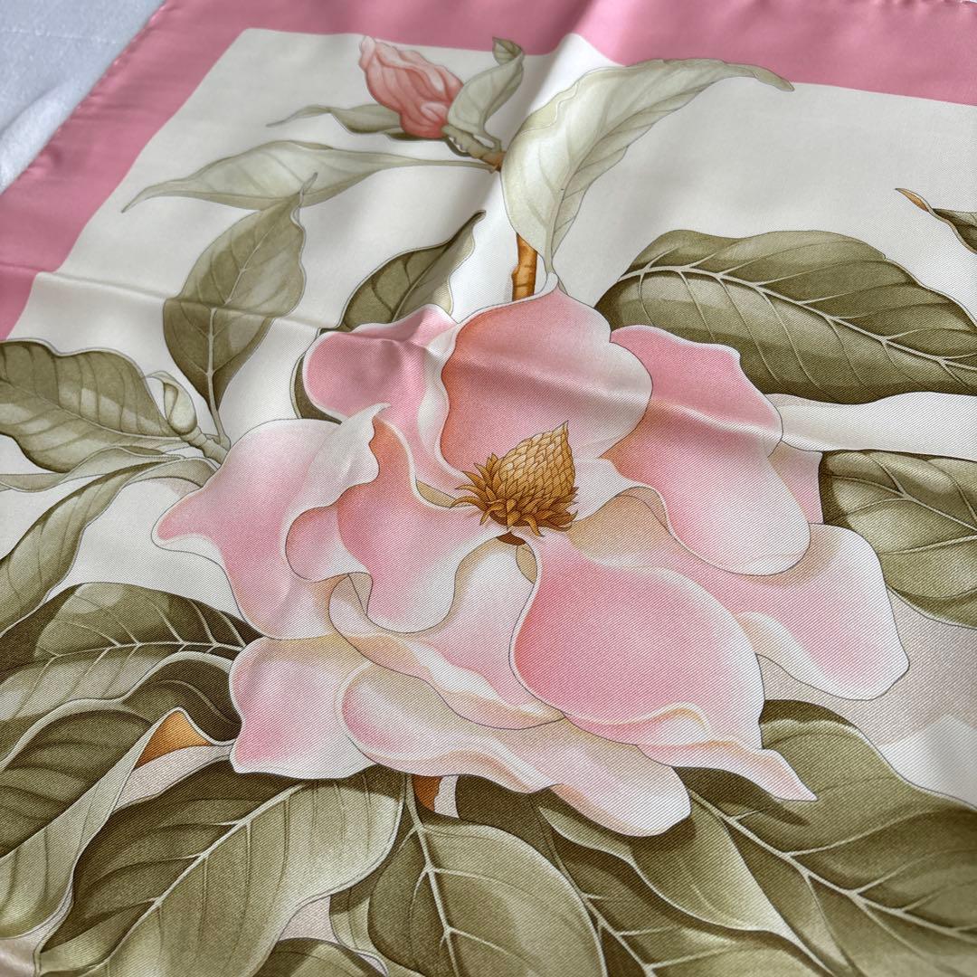 イタリア製　サルヴァトーレ フェラガモ　シルクスカーフ　花柄　ホワイト　ピンク系