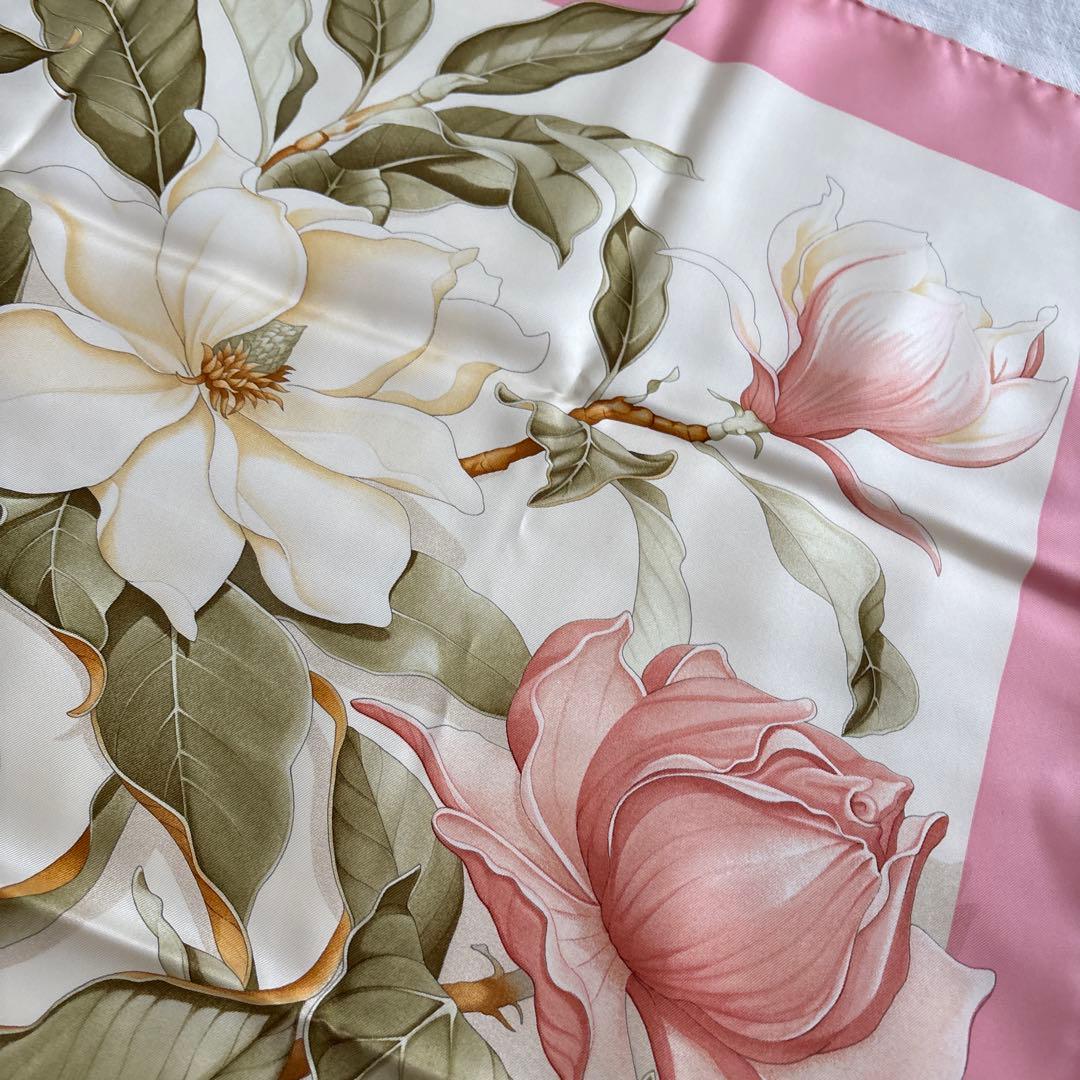 イタリア製　サルヴァトーレ フェラガモ　シルクスカーフ　花柄　ホワイト　ピンク系