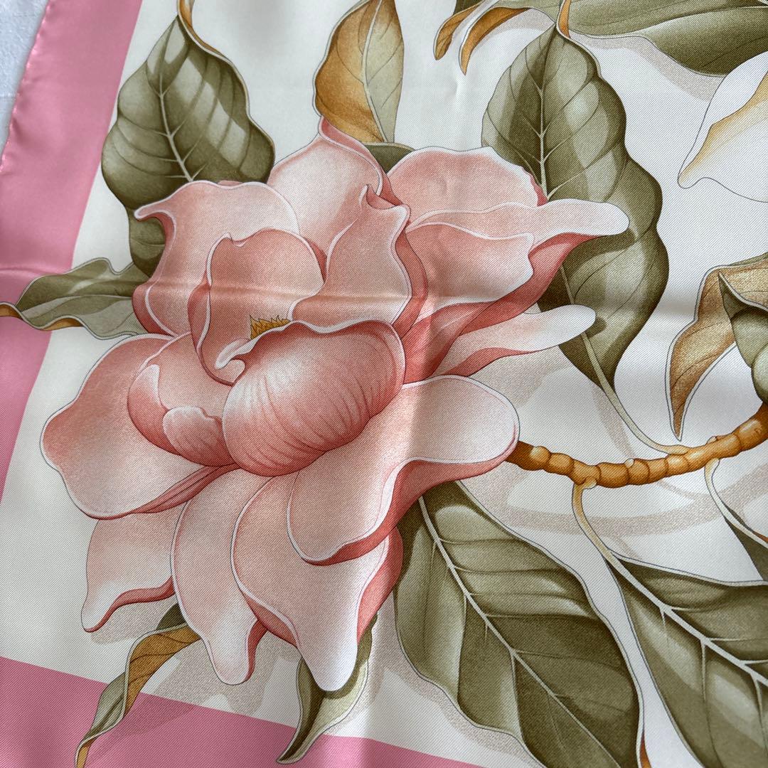 イタリア製　サルヴァトーレ フェラガモ　シルクスカーフ　花柄　ホワイト　ピンク系