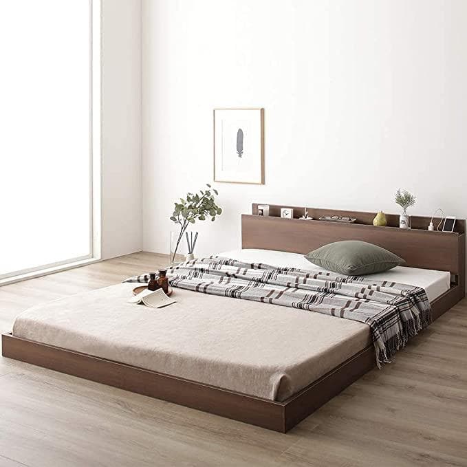 状態の良いダブルベッドとマットレス.サイズは2.11x1.45x0.45m.