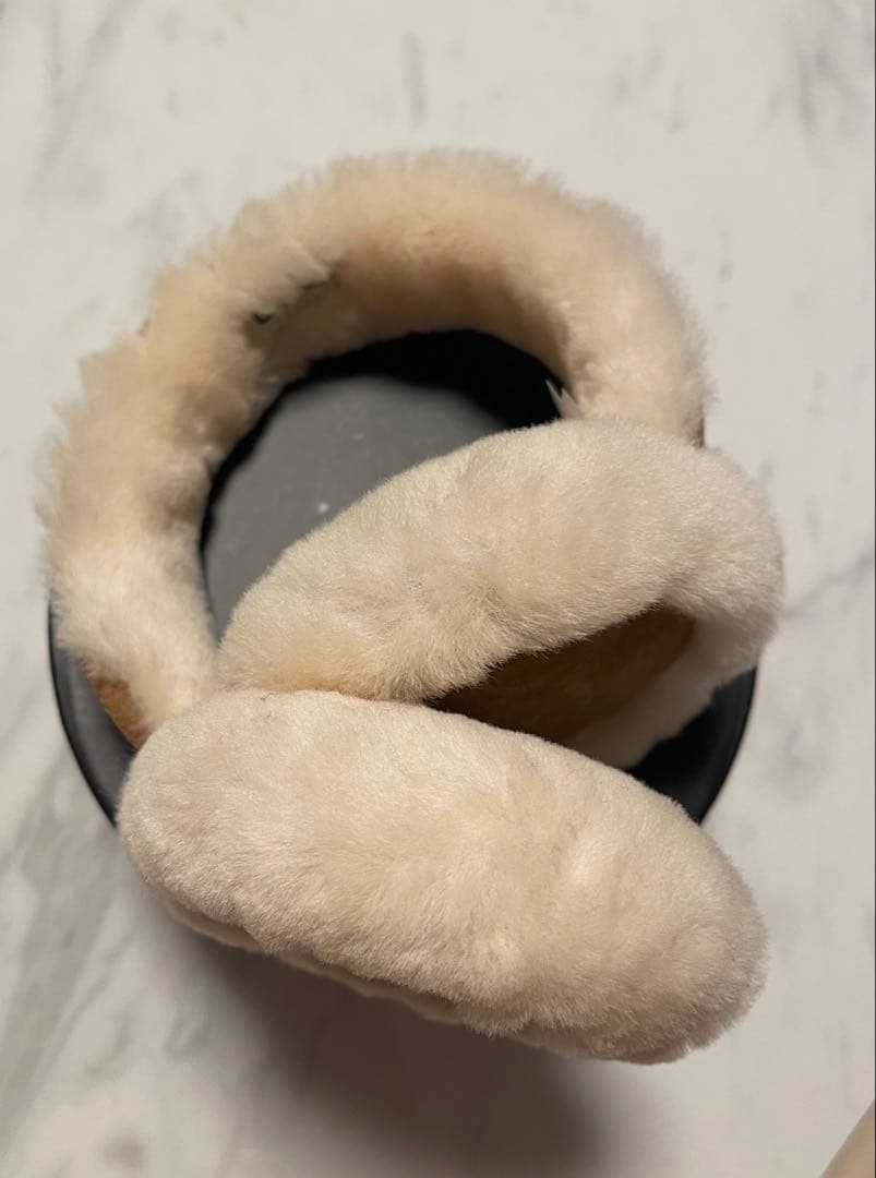 シープスキン UGG 刺繍ロゴイヤーマフ