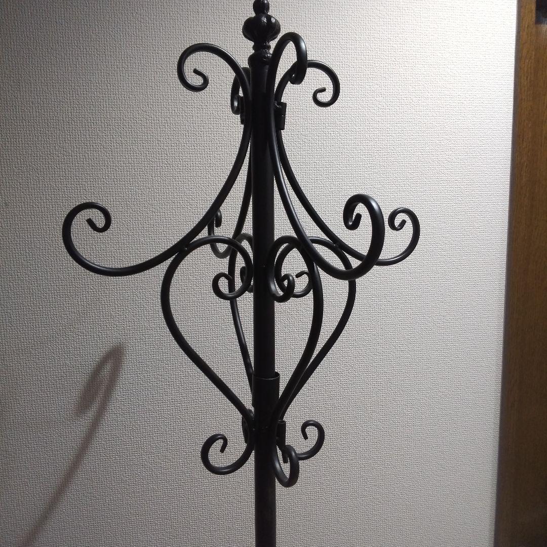 装飾的な金属製ハンガーラック