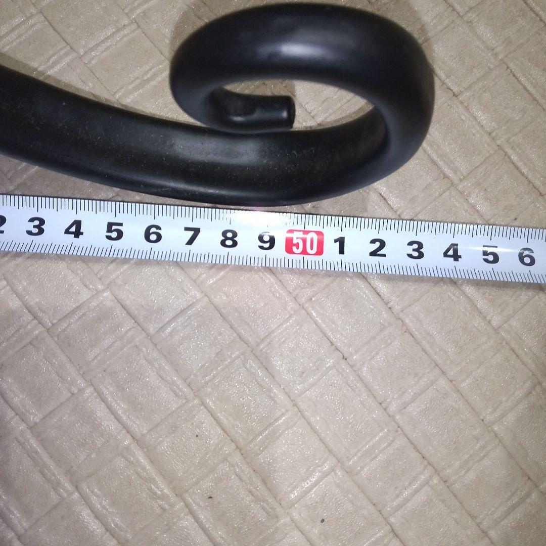 装飾的な金属製ハンガーラック