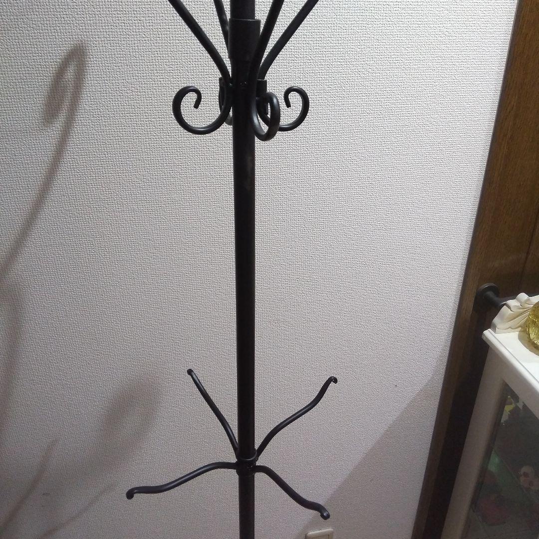 装飾的な金属製ハンガーラック