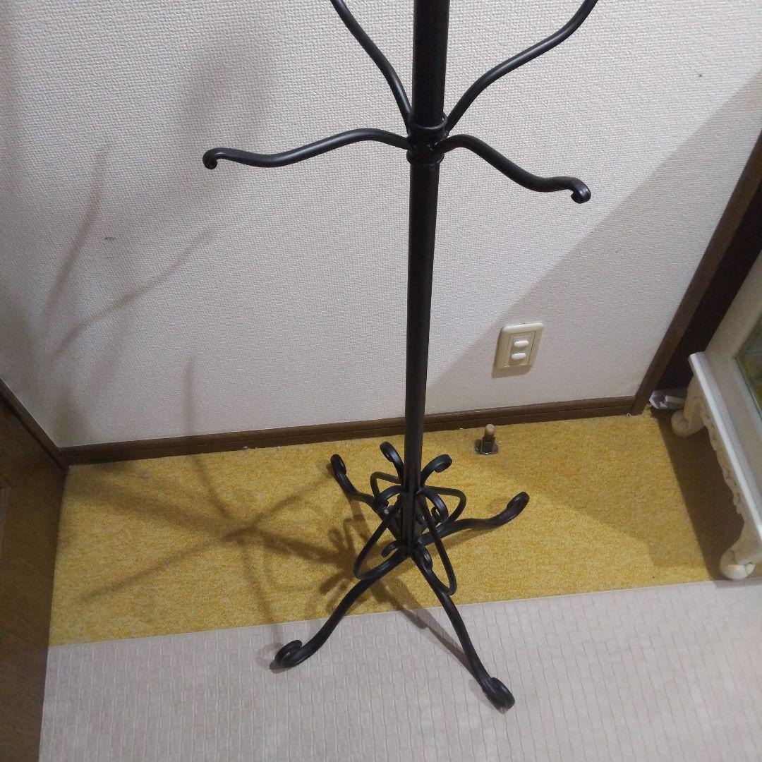 装飾的な金属製ハンガーラック