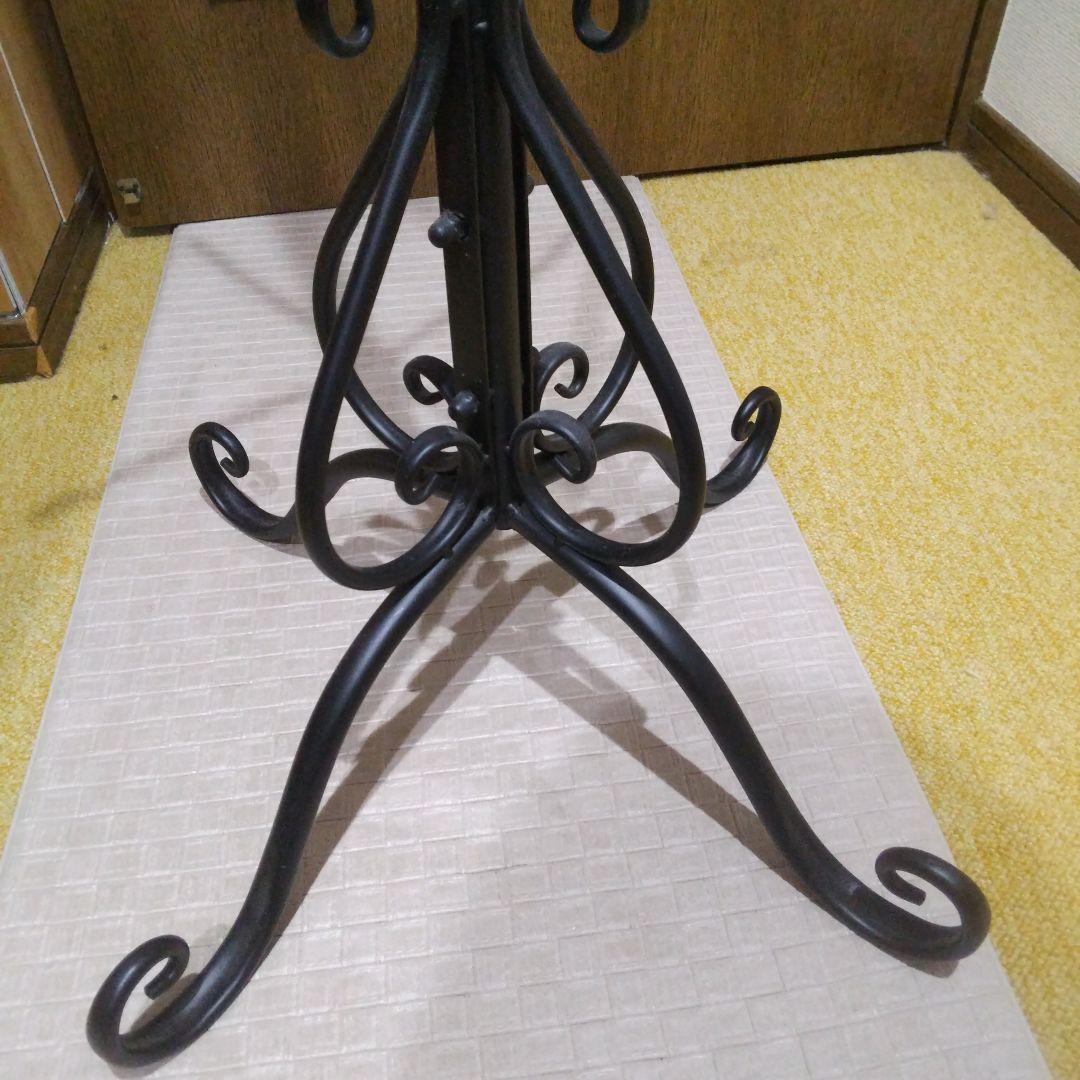 装飾的な金属製ハンガーラック