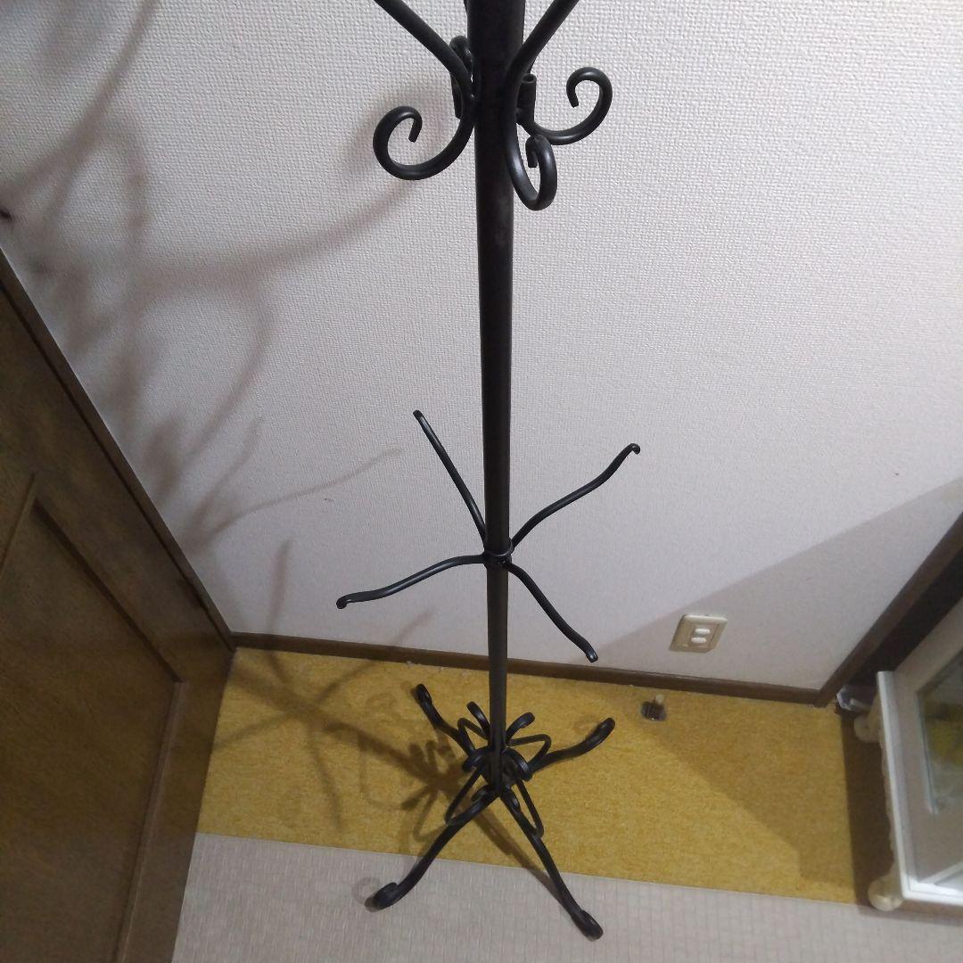 装飾的な金属製ハンガーラック