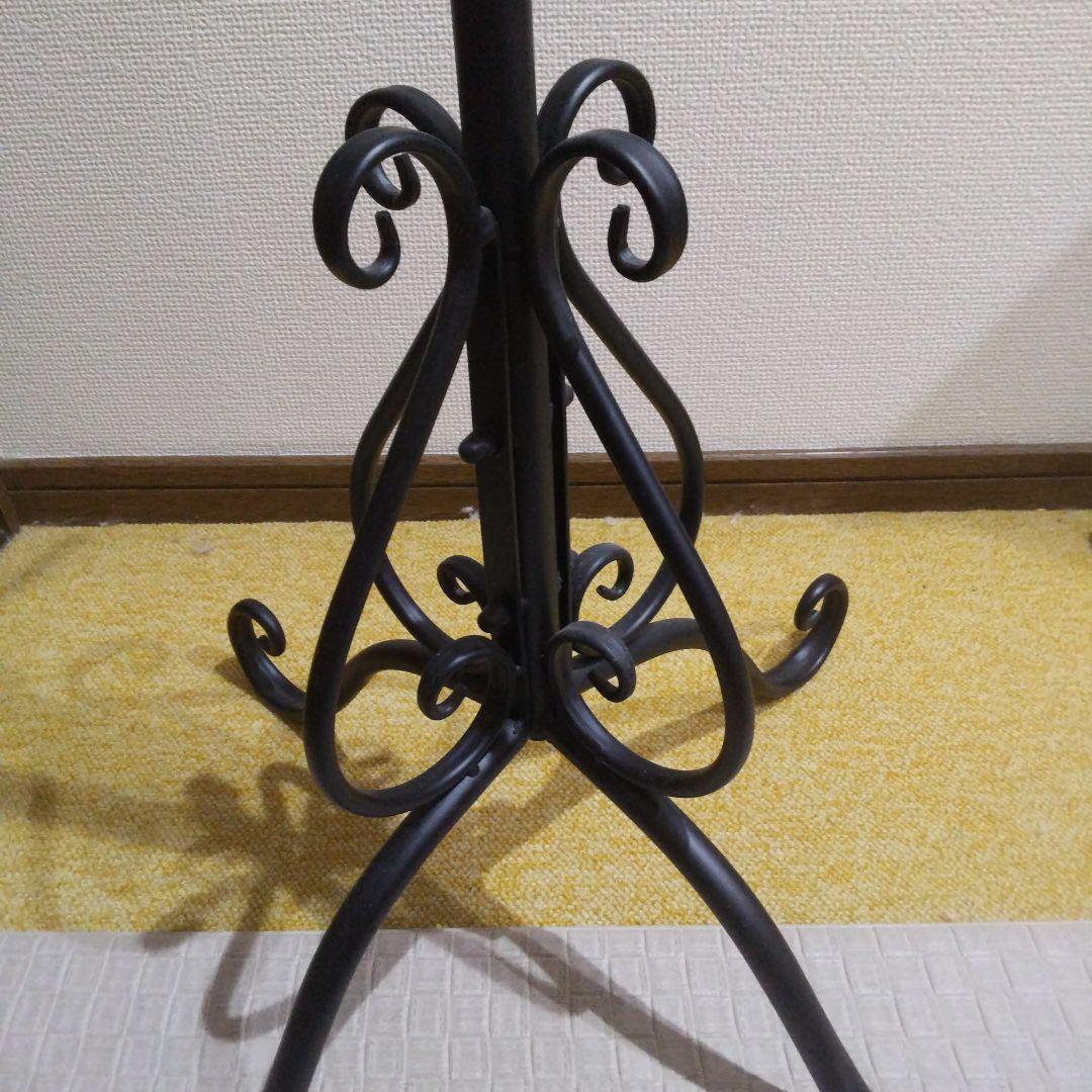 装飾的な金属製ハンガーラック