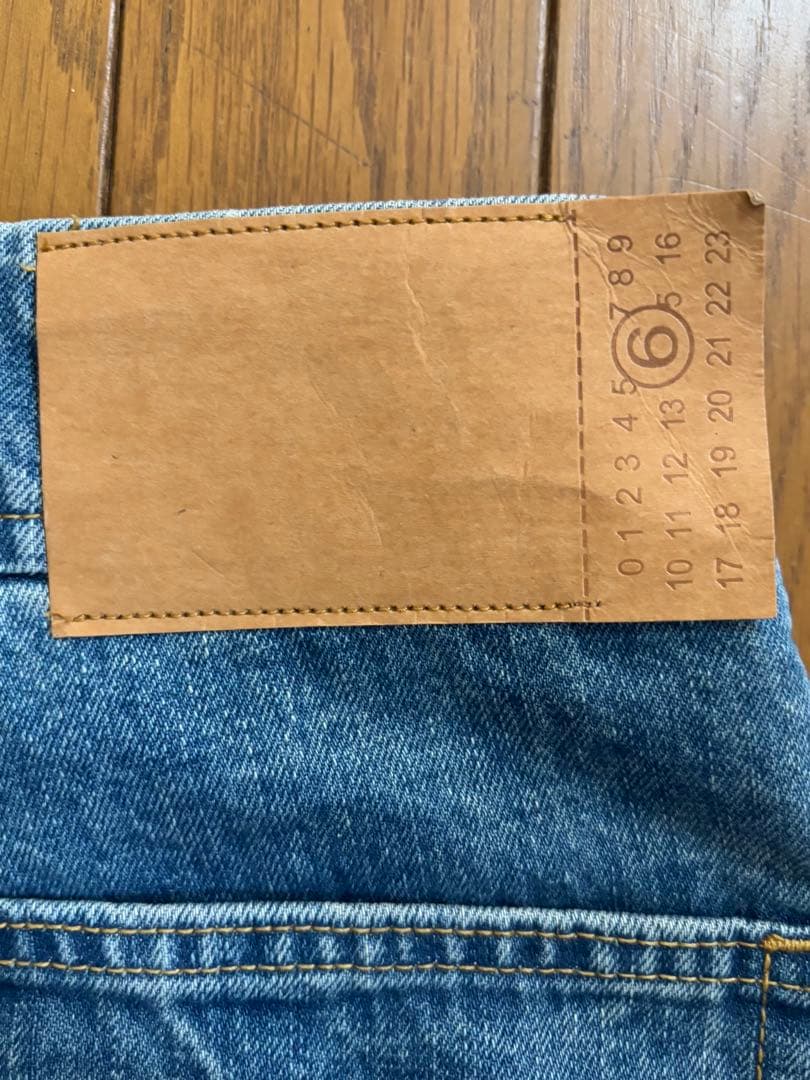 メゾンマルジェラ　ハイウエストライトブルー加工デニムパンツ　MM6