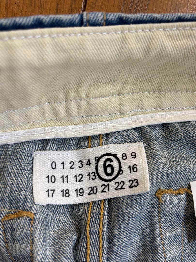 メゾンマルジェラ　ハイウエストライトブルー加工デニムパンツ　MM6