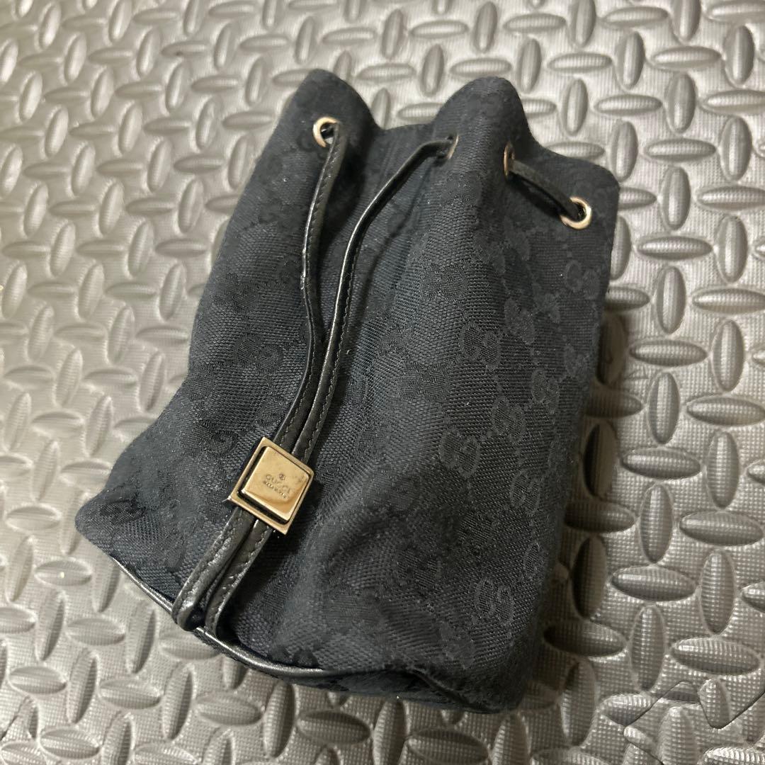 Gucci 黒　ロゴ入り 巾着ポーチ